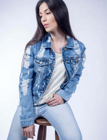 jaqueta jeans rasgada feminina